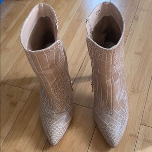 MUST GO Nude booties